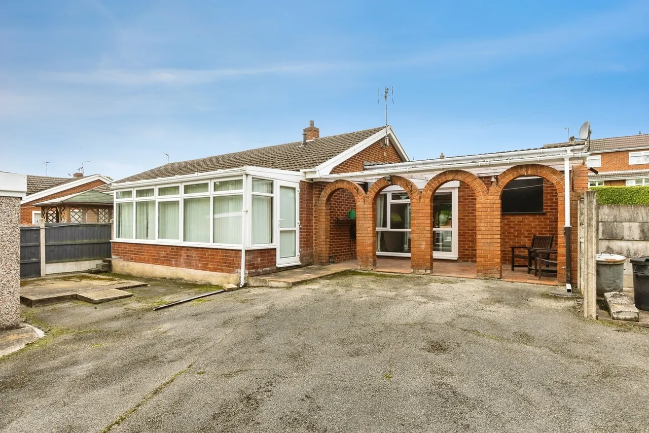 Hall View, Caego, LL11, photo 2