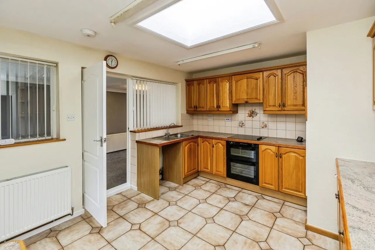 Hall View, Caego, LL11, photo 5