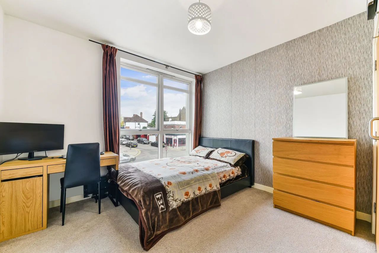 High Street, HA8, photo 2