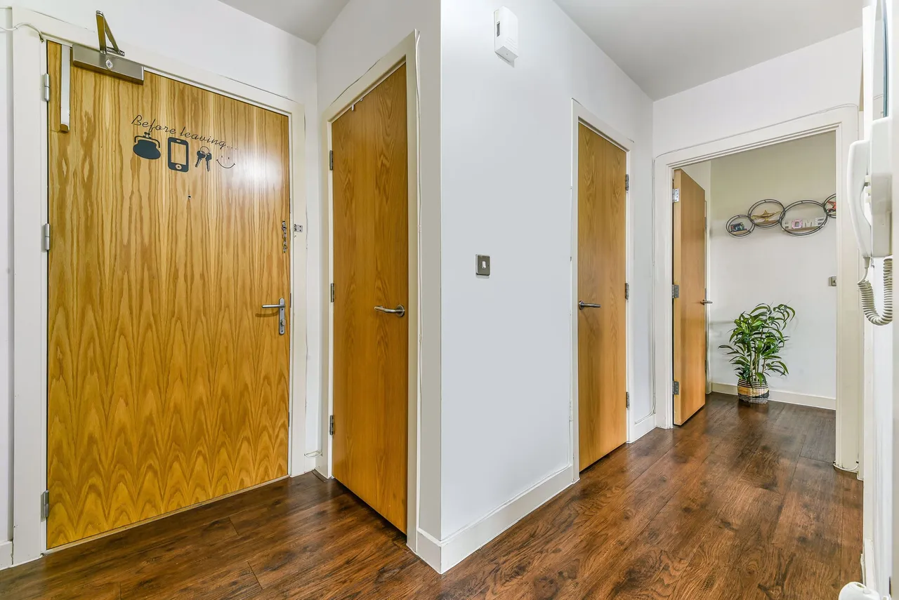 High Street, HA8, photo 9