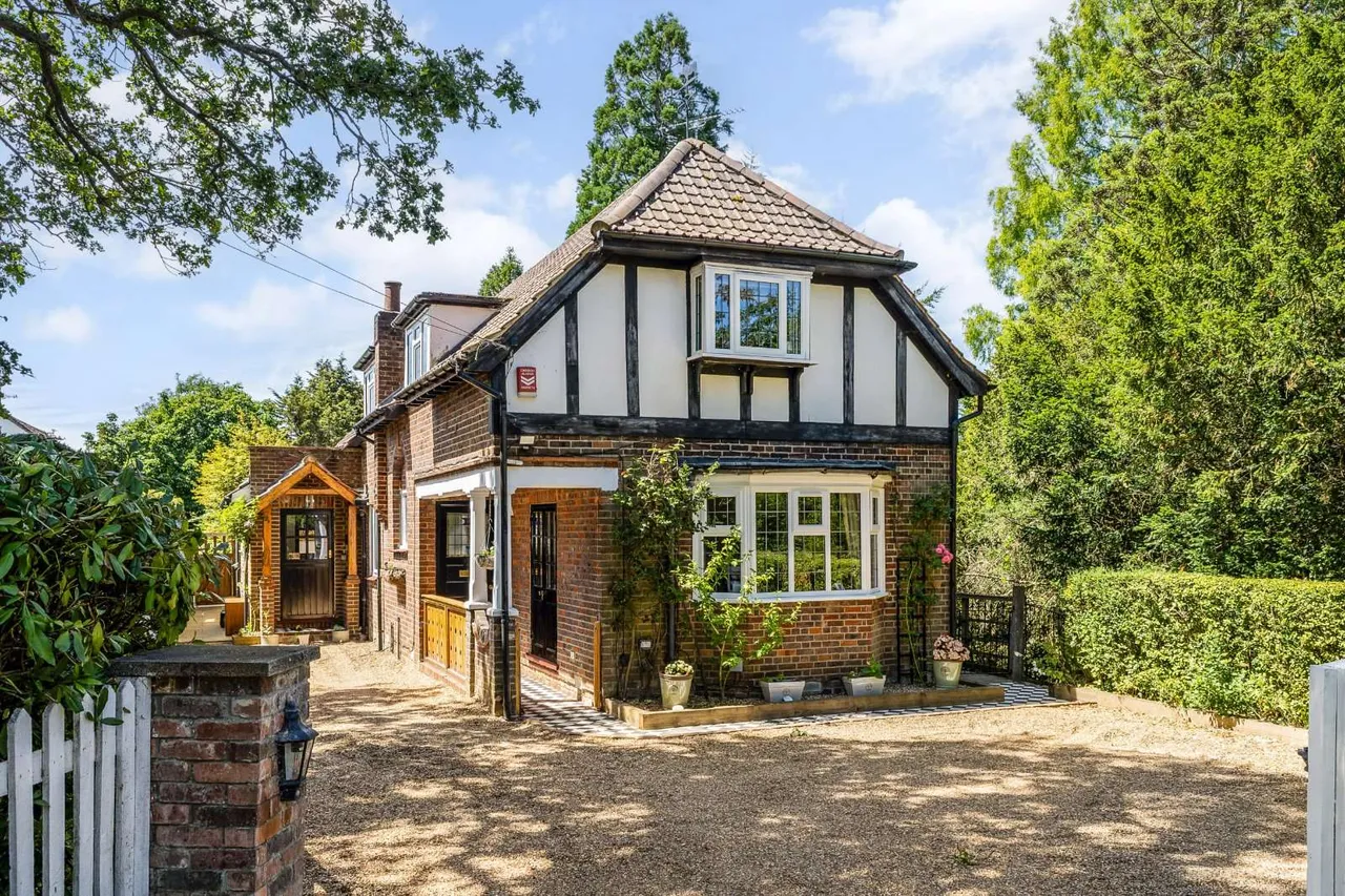 3 bed house for sale — Horsley Road, Downside, Cobham, KT11 3JZ