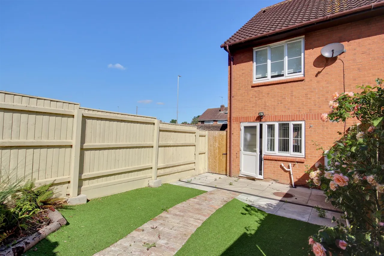 2 bed house for sale — Wylies Road, Beverley