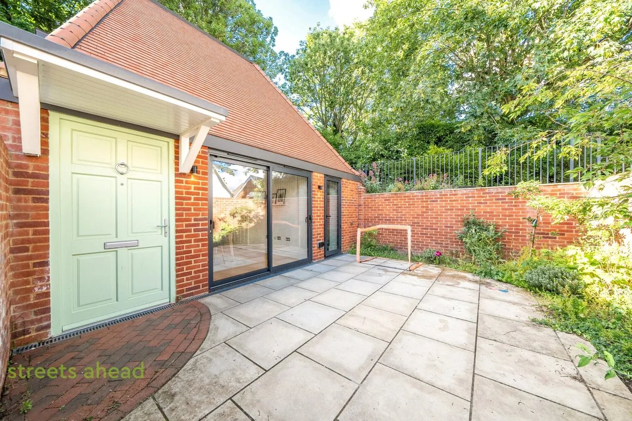 The Grove, Coulsdon, CR5, photo 2
