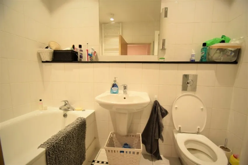Chiswick High Road, W4, photo 5