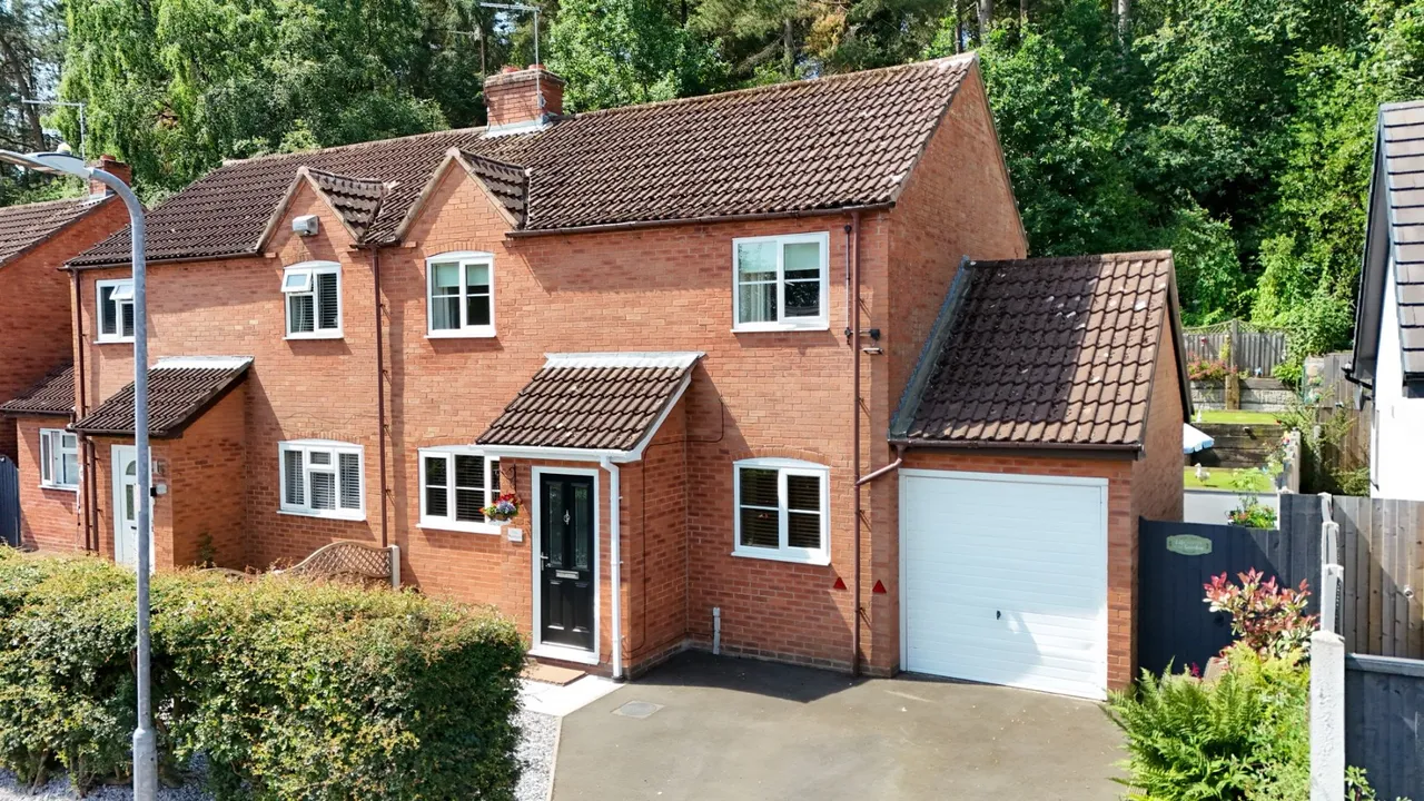 3 bed house for sale — The Hawthorns, New Road, Dawley TF4 3LL