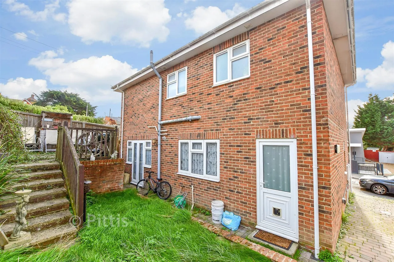 Granville Rise, Totland Bay, PO39, photo 2