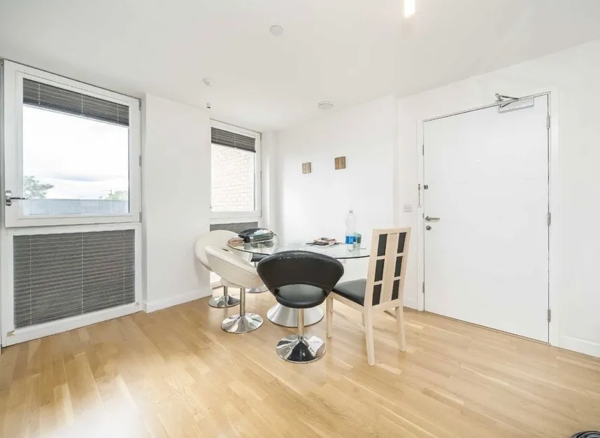 Baltic Avenue, Brentford, TW8, photo 3