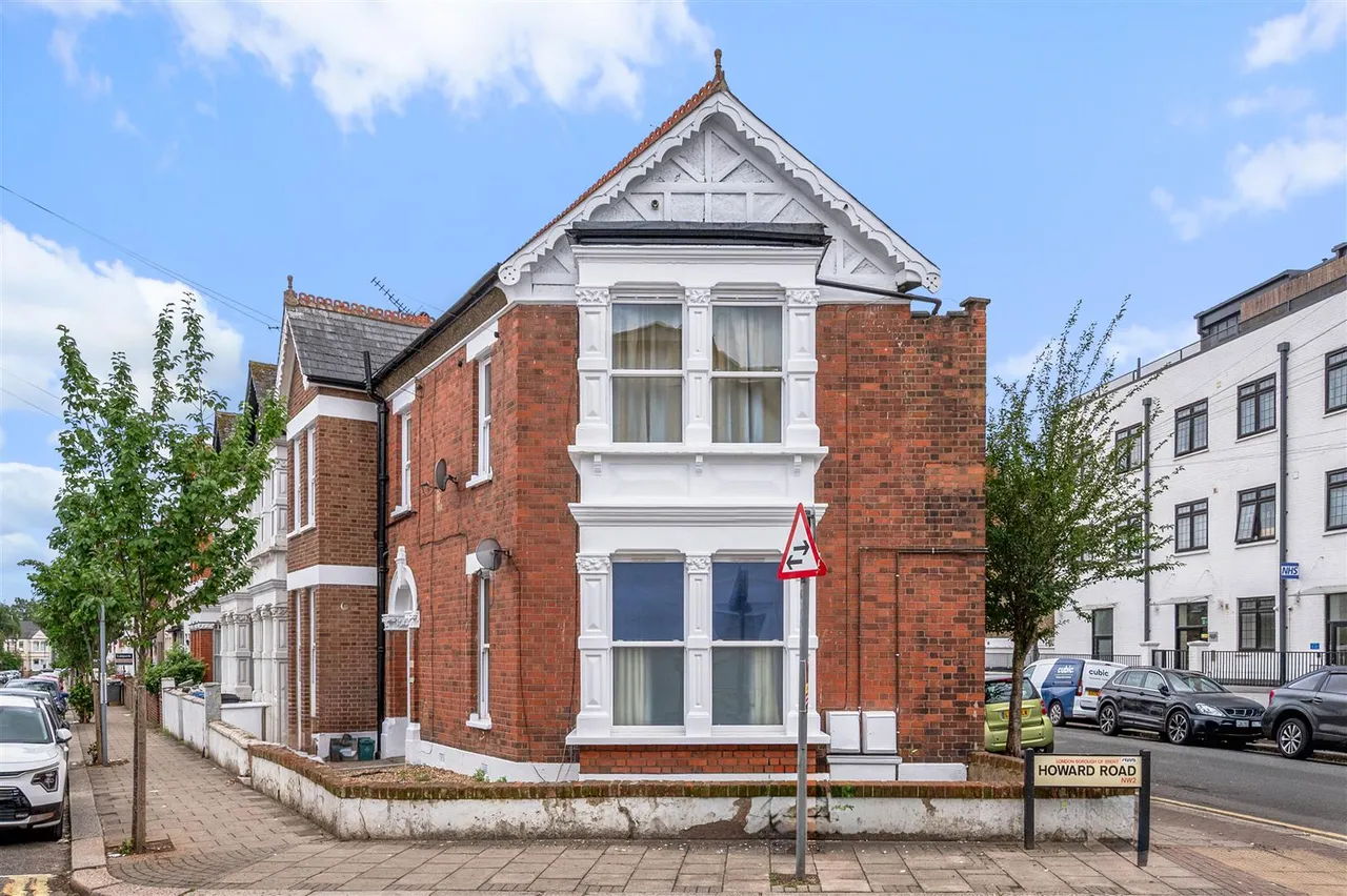 2 bed flat for sale, Howard Road, London, NW2