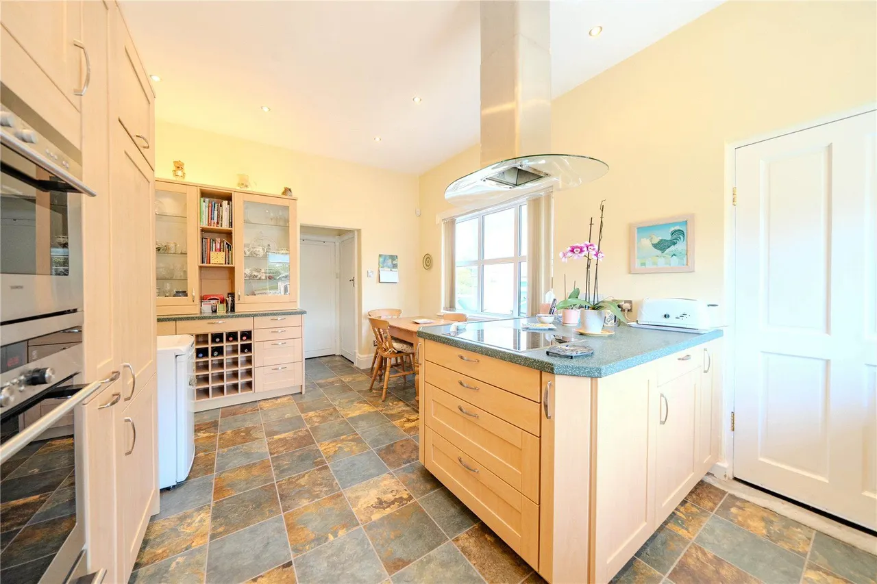 Stonegate Road, Leeds, LS17, photo 2