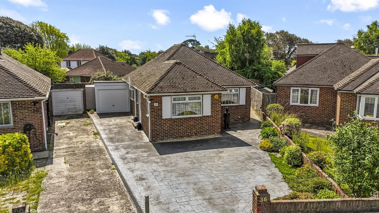 3 bed house for sale — Elm Park, Ferring, Worthing