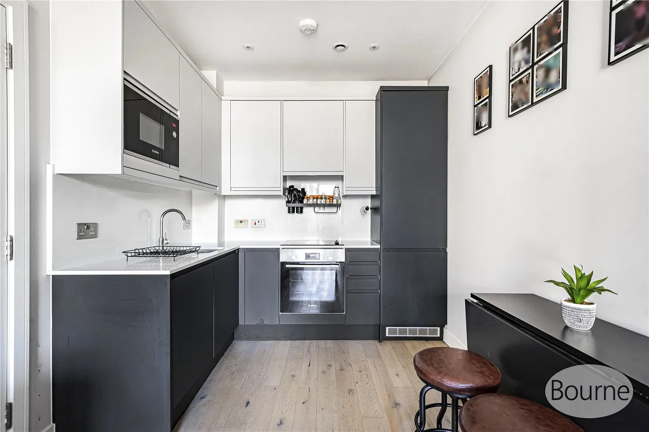 Albert Drive, Sheerwater, GU21, photo 3