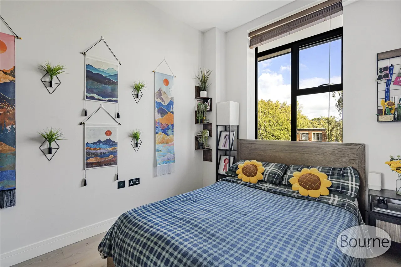 Albert Drive, Sheerwater, GU21, photo 7