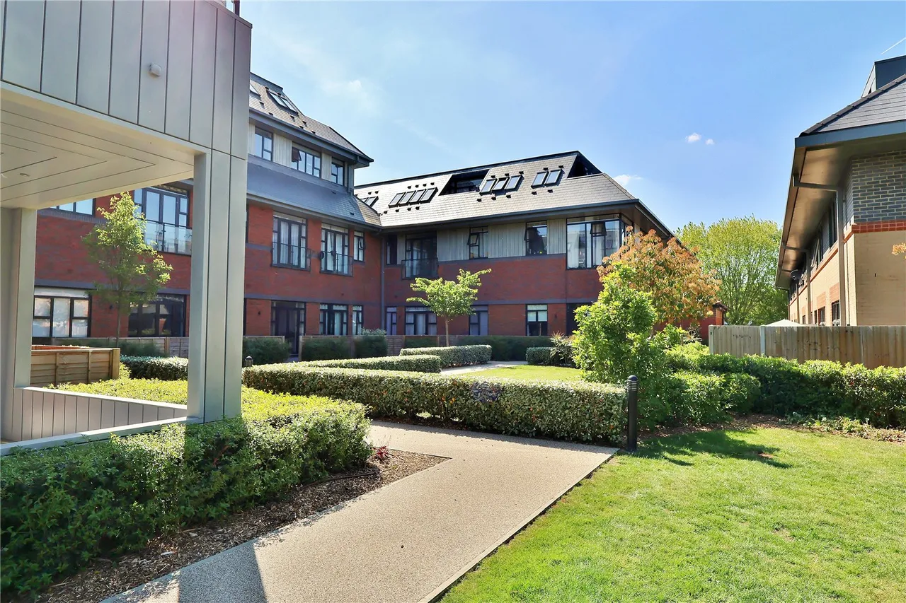 Albert Drive, Sheerwater, GU21, photo 12