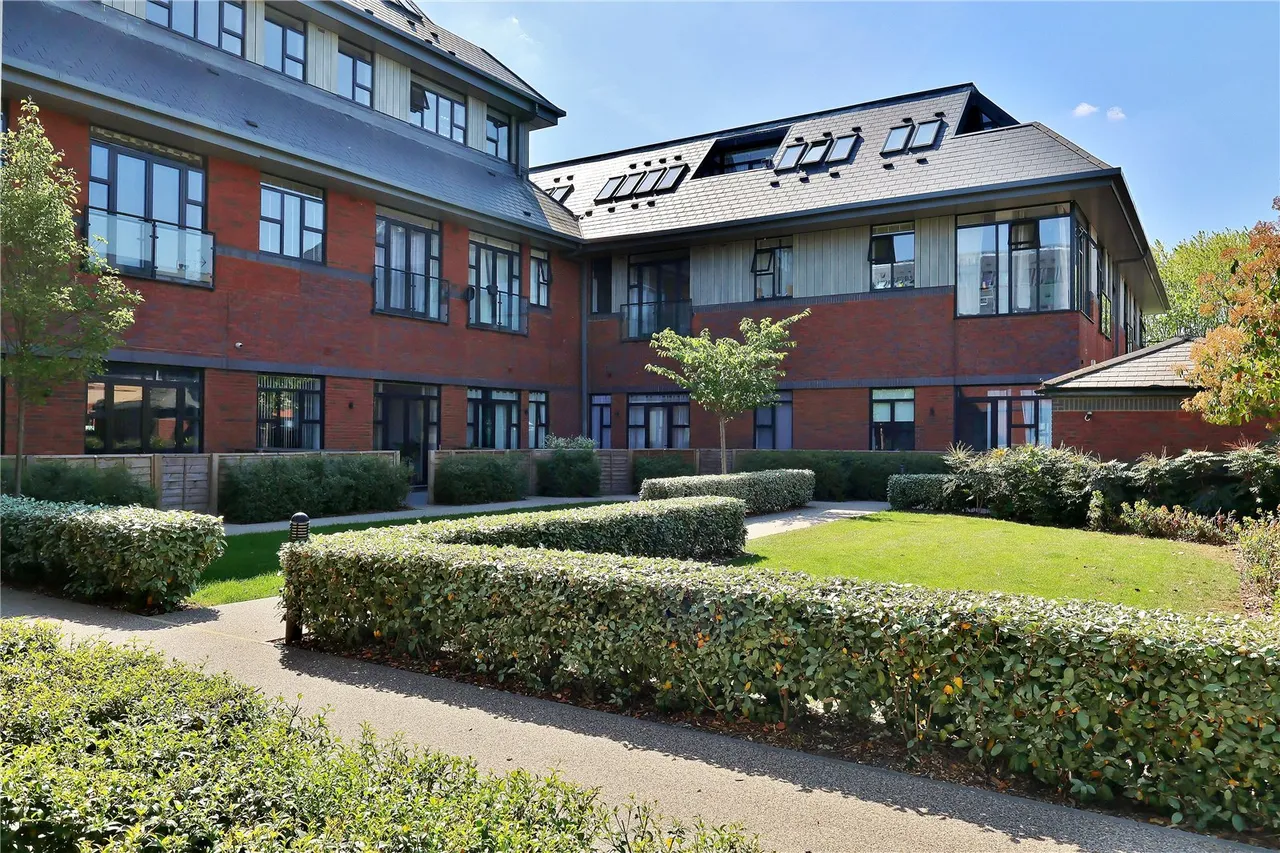 Albert Drive, Sheerwater, GU21, photo 11