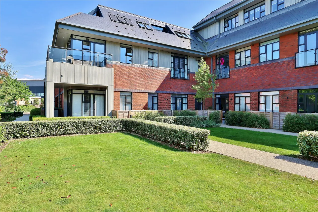 Albert Drive, Sheerwater, GU21, photo 10