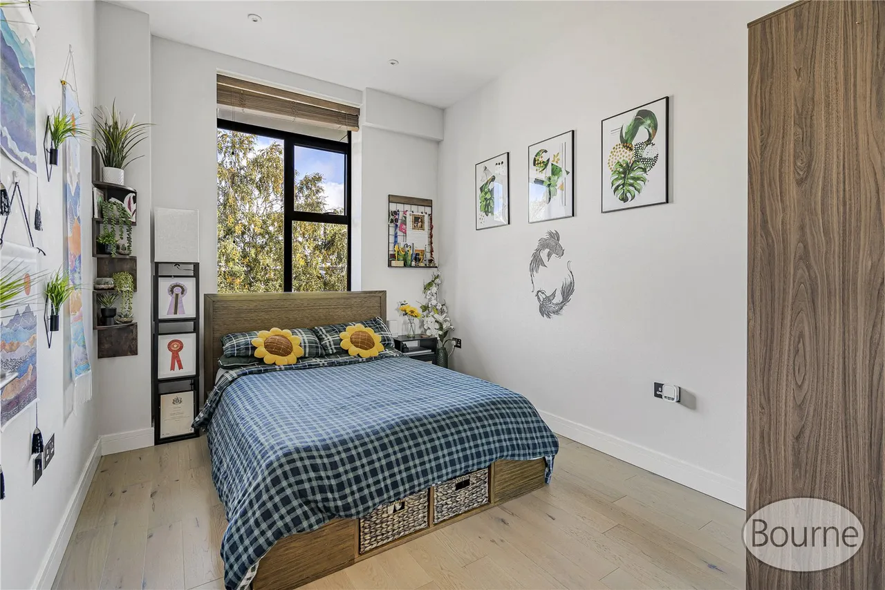 Albert Drive, Sheerwater, GU21, photo 6