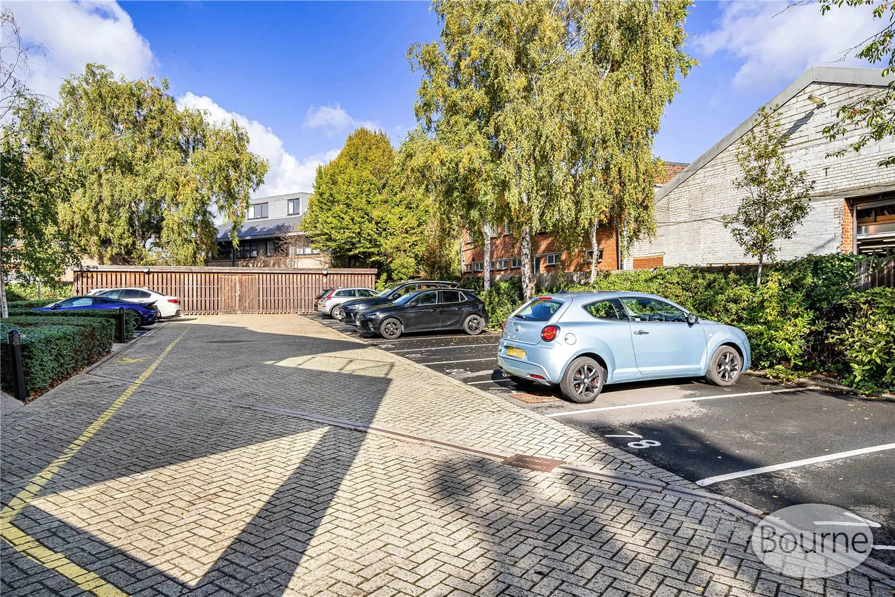 Albert Drive, Sheerwater, GU21, photo 9
