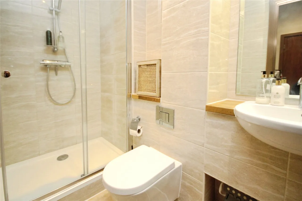 High Road, Chadwell Heath, RM6, photo 8