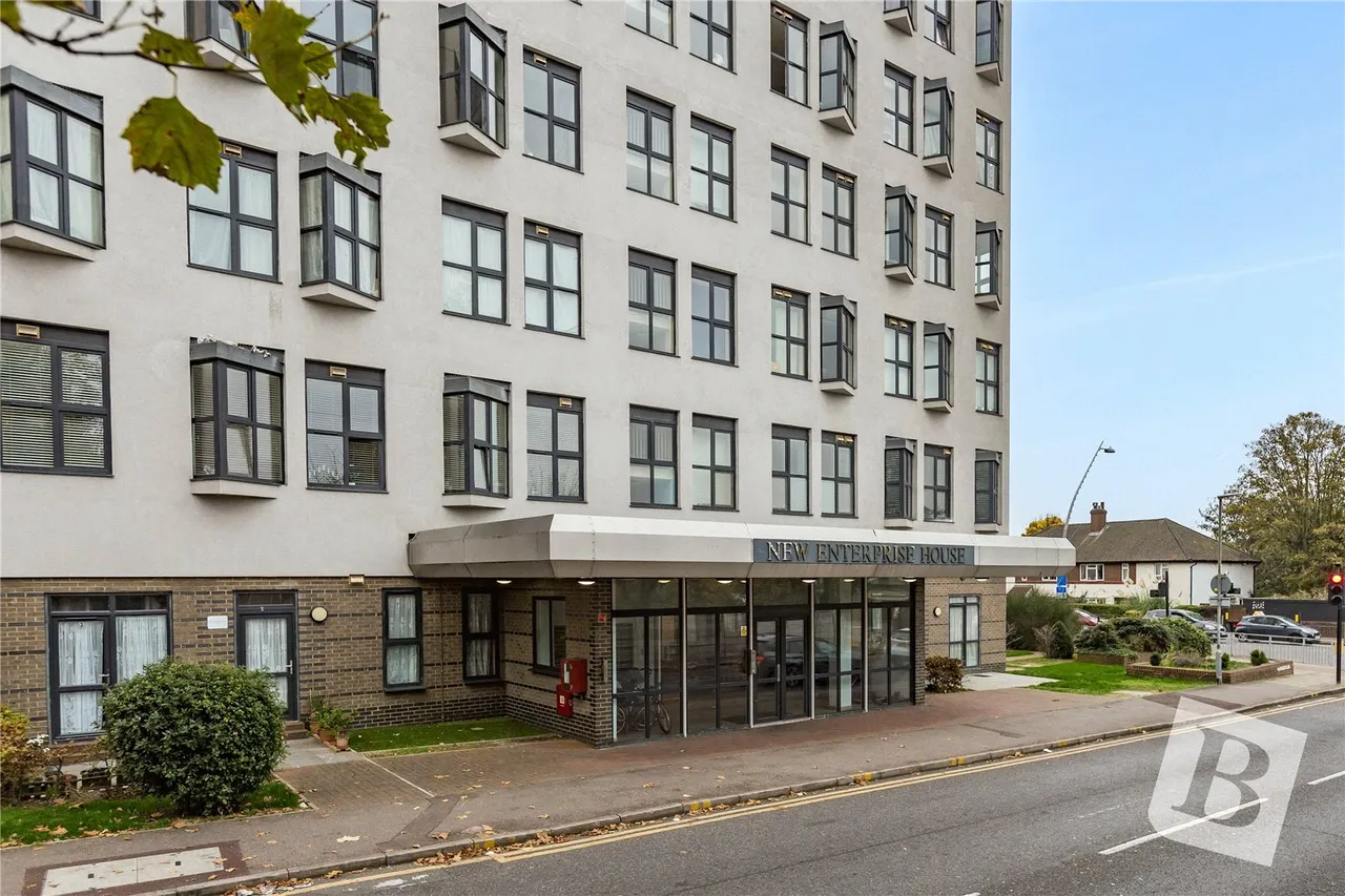 High Road, Chadwell Heath, RM6, photo 2