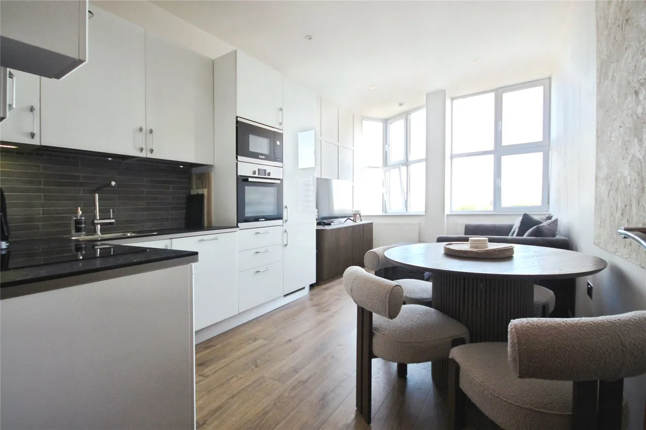 High Road, Chadwell Heath, RM6, photo 5