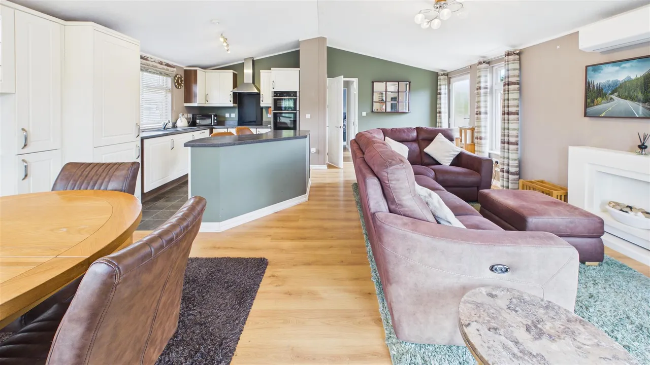 Lagoon Lodges, Tallington, photo 6