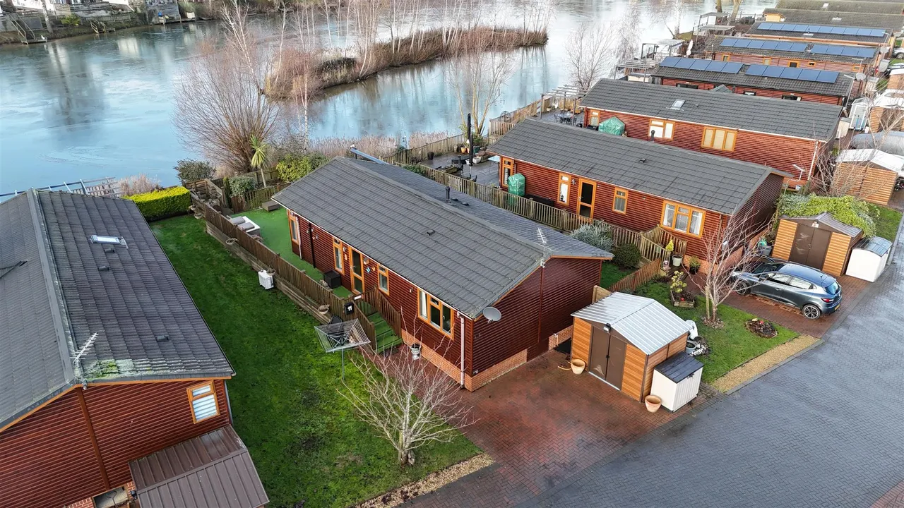 Lagoon Lodges, Tallington, photo 20