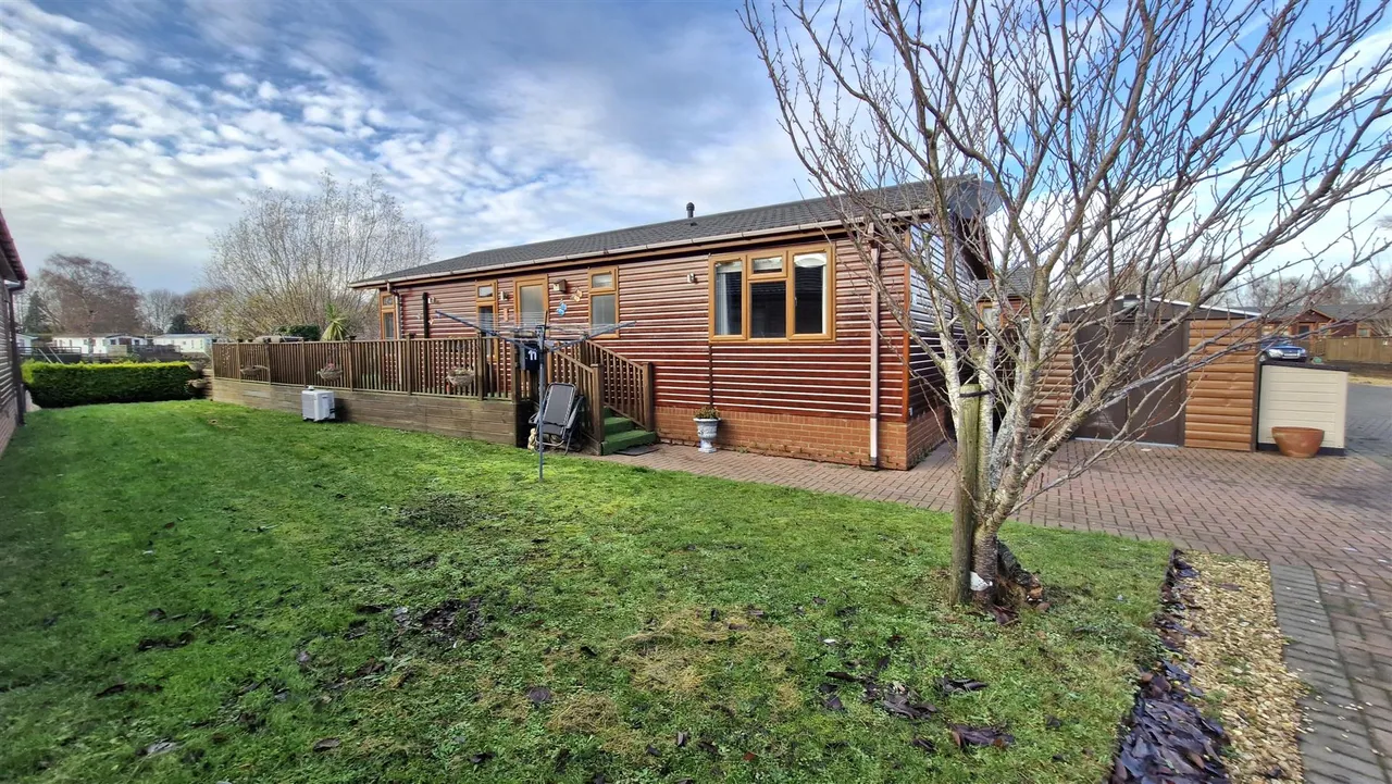 Lagoon Lodges, Tallington, photo 16