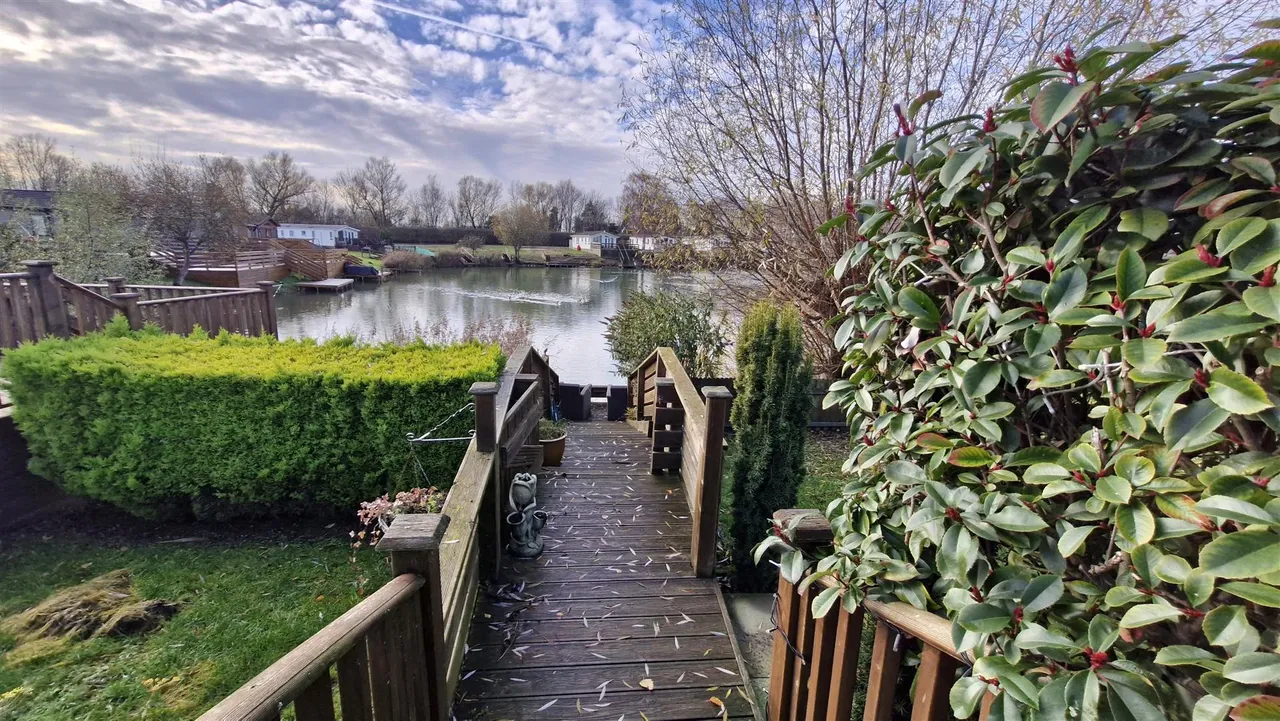 Lagoon Lodges, Tallington, photo 15