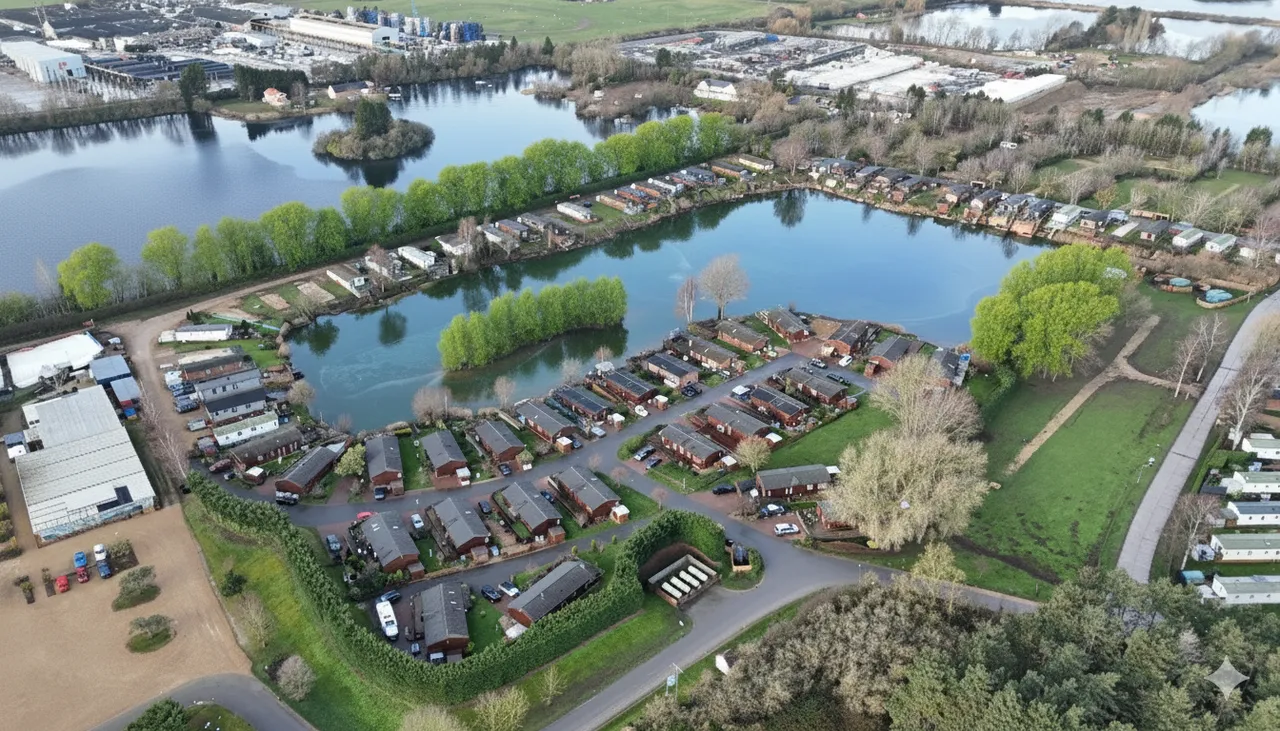 Lagoon Lodges, Tallington, photo 19