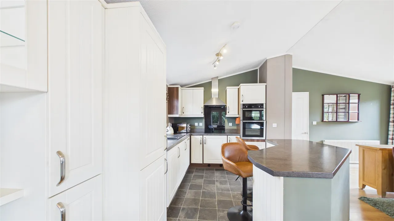 Lagoon Lodges, Tallington, photo 5