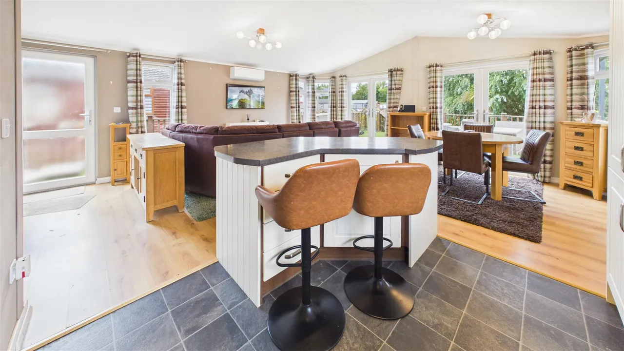 Lagoon Lodges, Tallington, photo 4