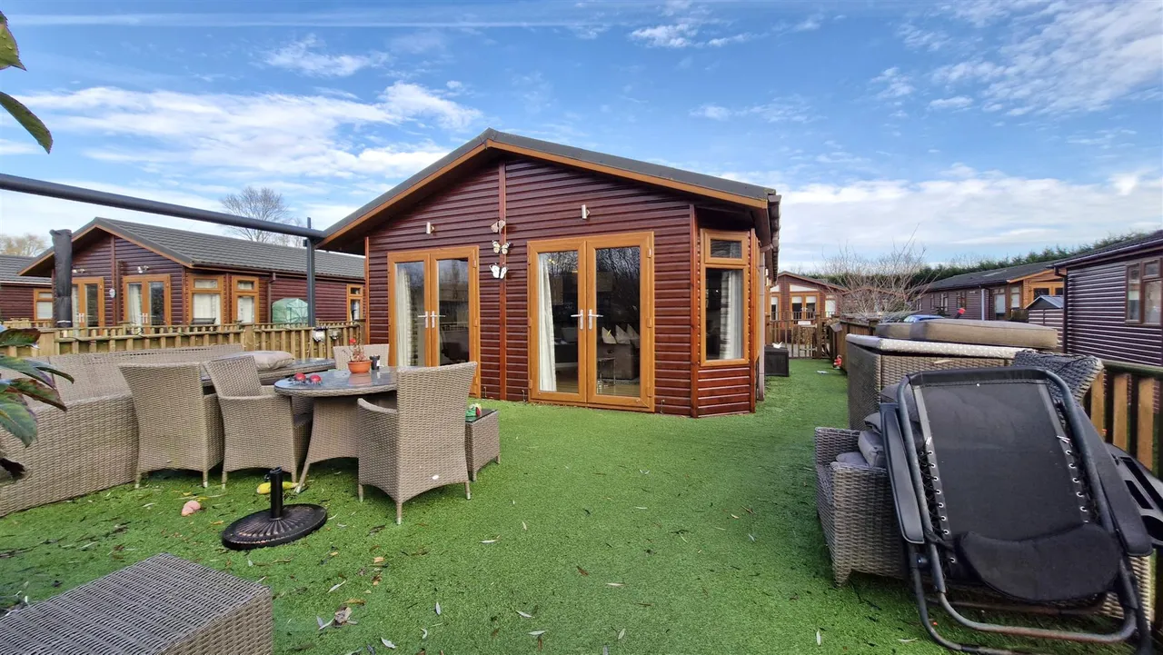 Lagoon Lodges, Tallington, photo 17