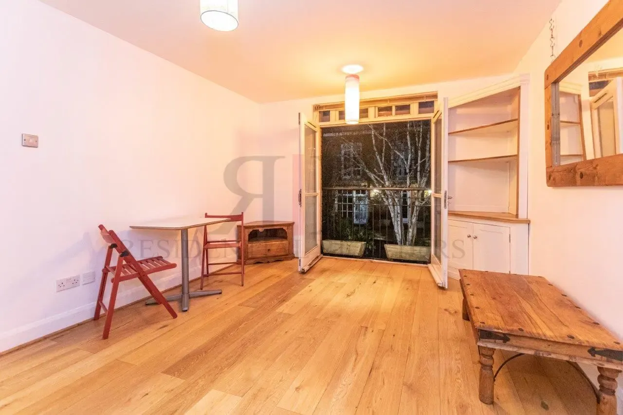 Commercial Road, E14, photo 5