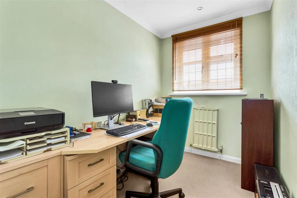 Chessholme Road, Ashford, TW15, photo 10