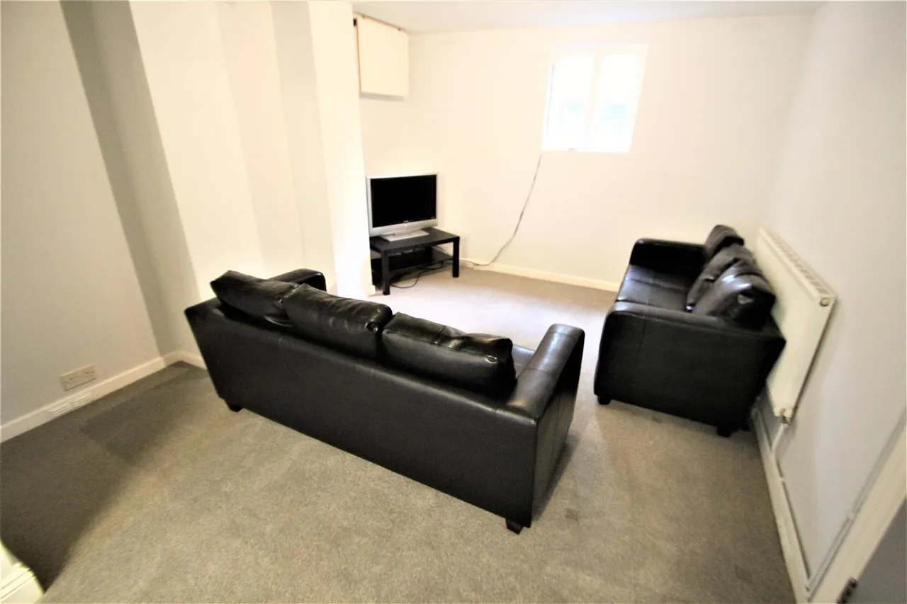 Ebberston Terrace, Hyde Park, LS6, photo 8