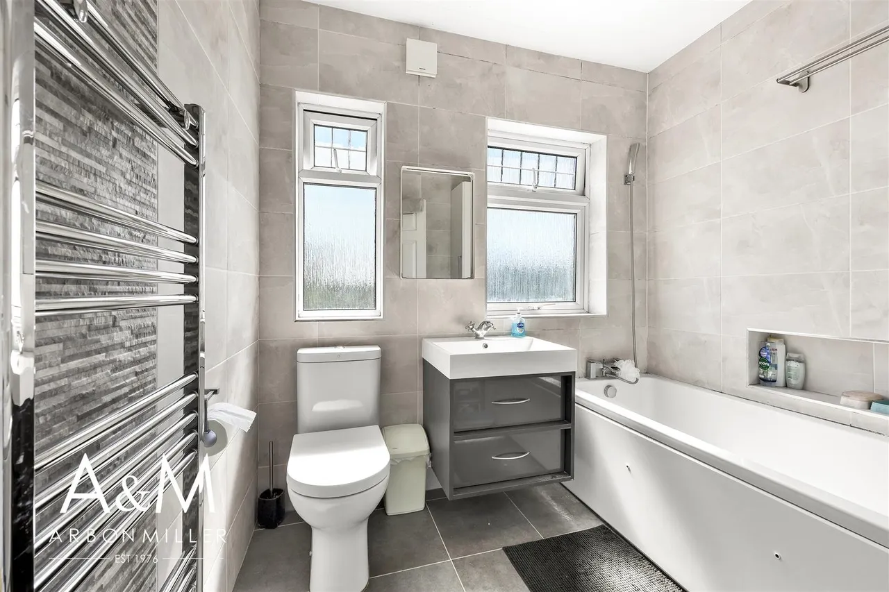 Stradbroke Grove, Clayhall, Essex, Ilford, IG50DE, photo 21