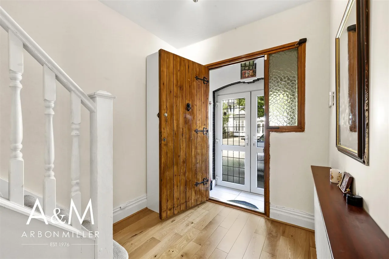 Stradbroke Grove, Clayhall, Essex, Ilford, IG50DE, photo 4