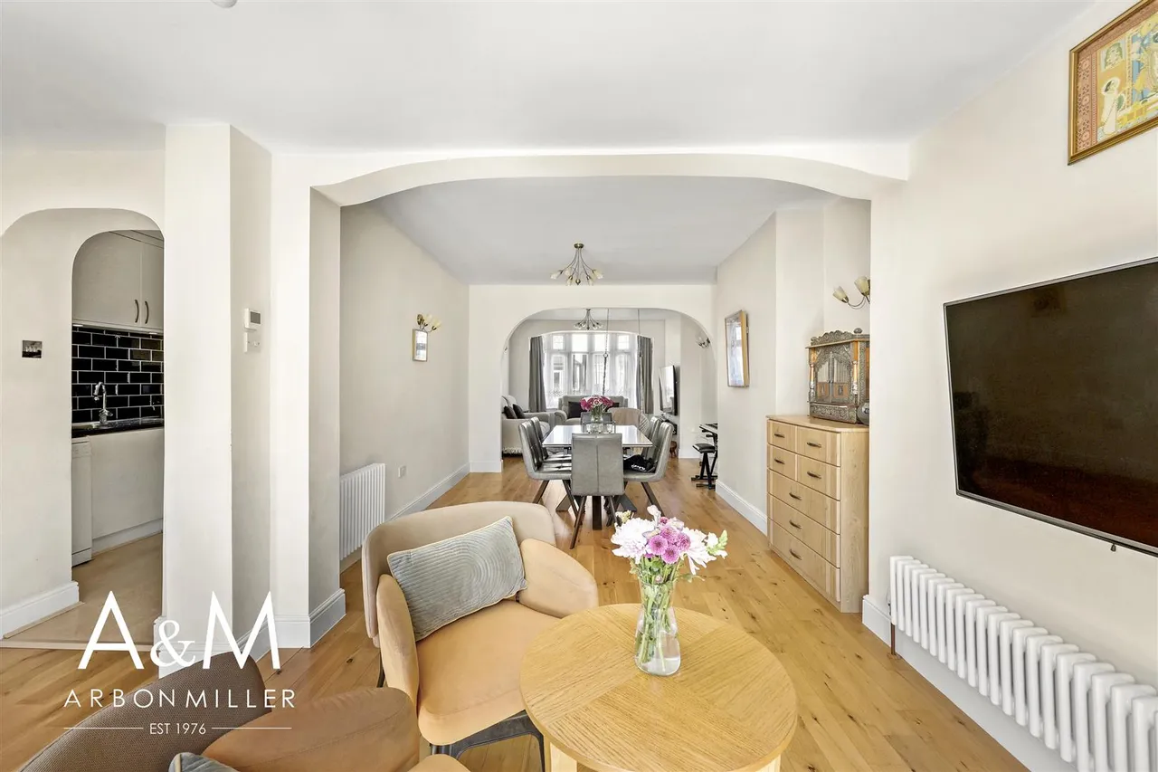 Stradbroke Grove, Clayhall, Essex, Ilford, IG50DE, photo 10