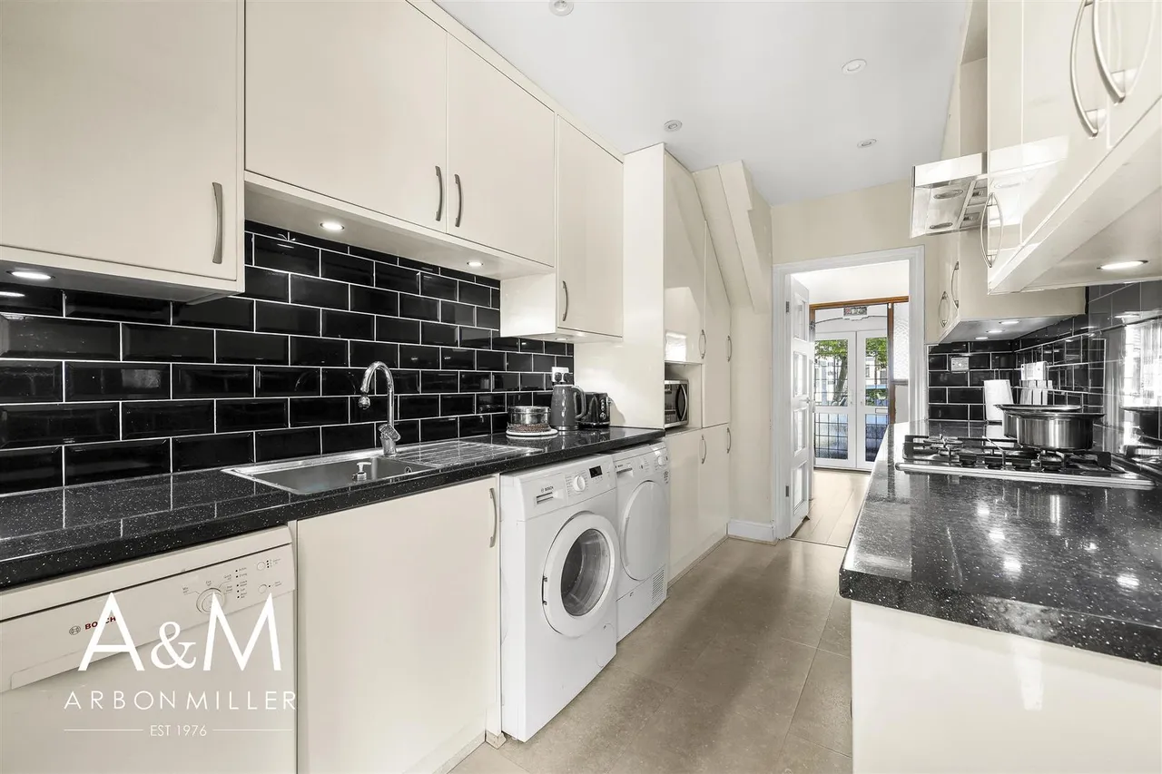 Stradbroke Grove, Clayhall, Essex, Ilford, IG50DE, photo 14