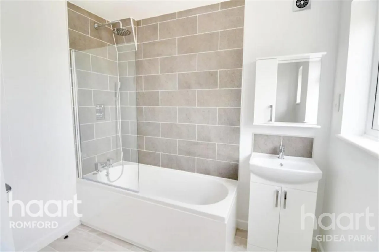 Stanley Avenue, Gidea Park, RM2, photo 13