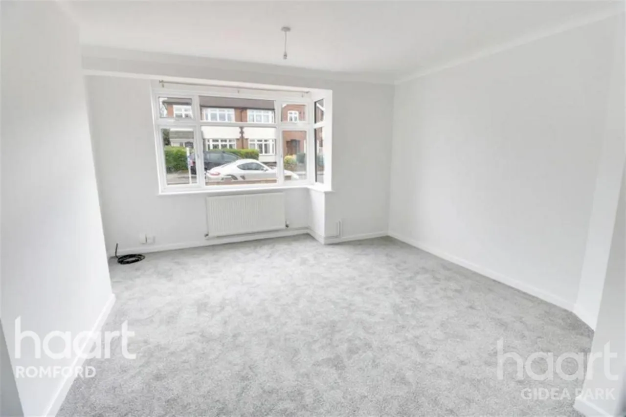 Stanley Avenue, Gidea Park, RM2, photo 5