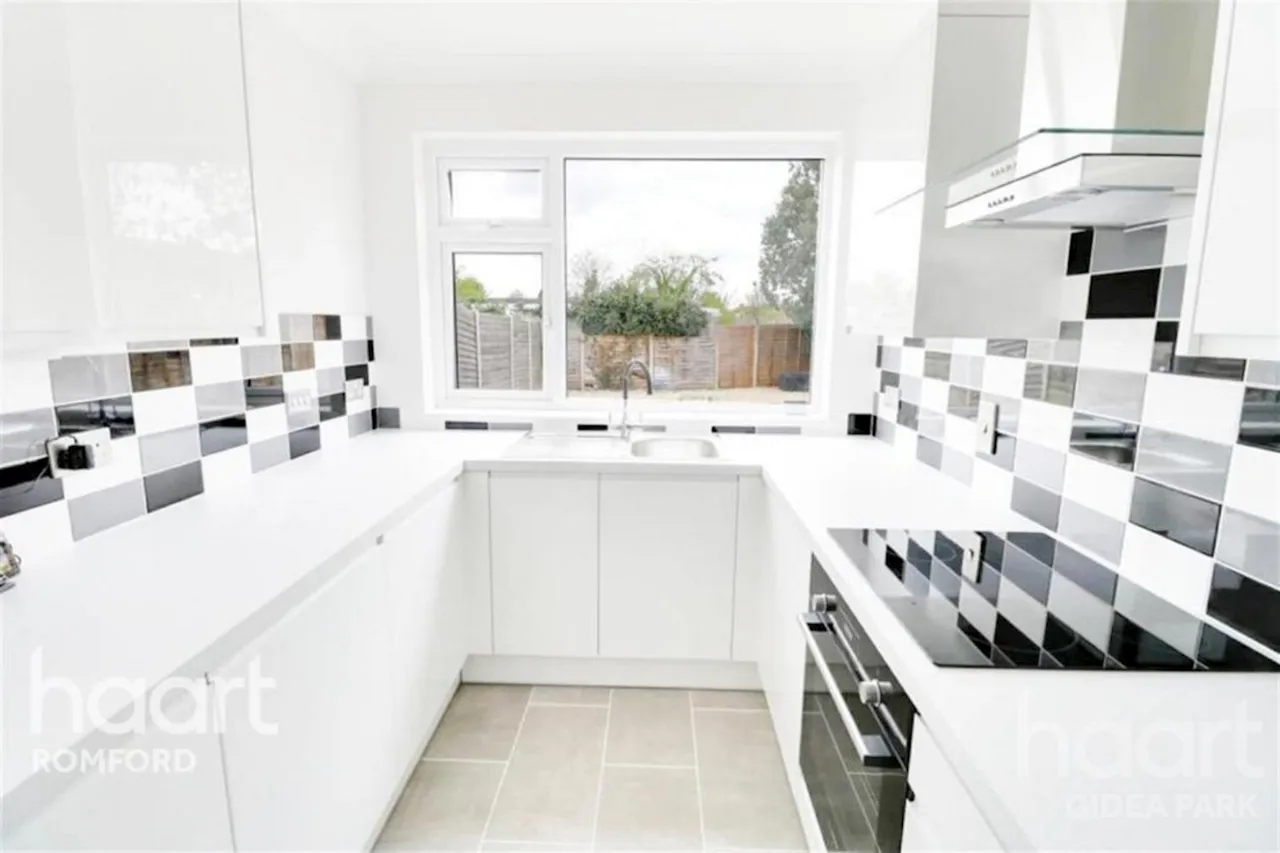 Stanley Avenue, Gidea Park, RM2, photo 9