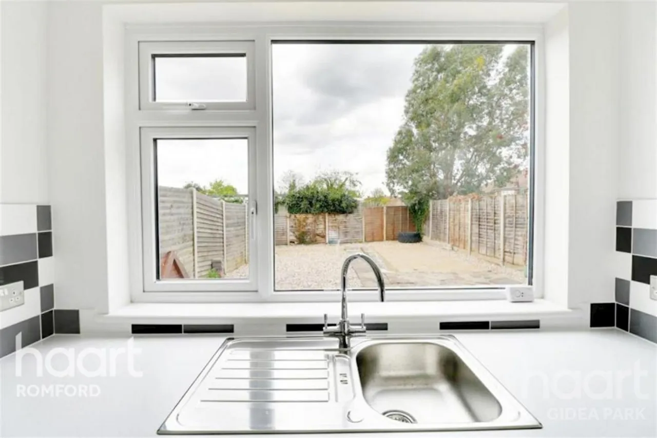 Stanley Avenue, Gidea Park, RM2, photo 10