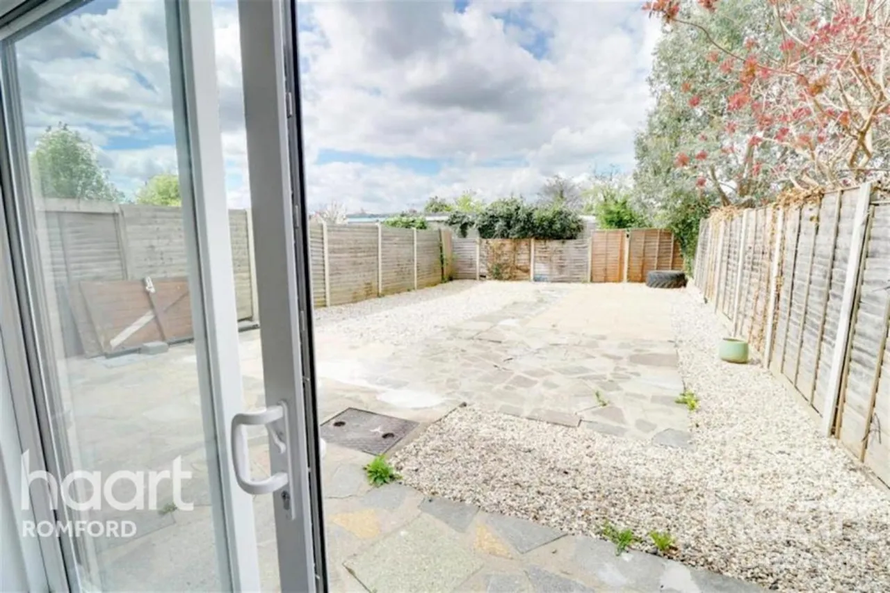 Stanley Avenue, Gidea Park, RM2, photo 7
