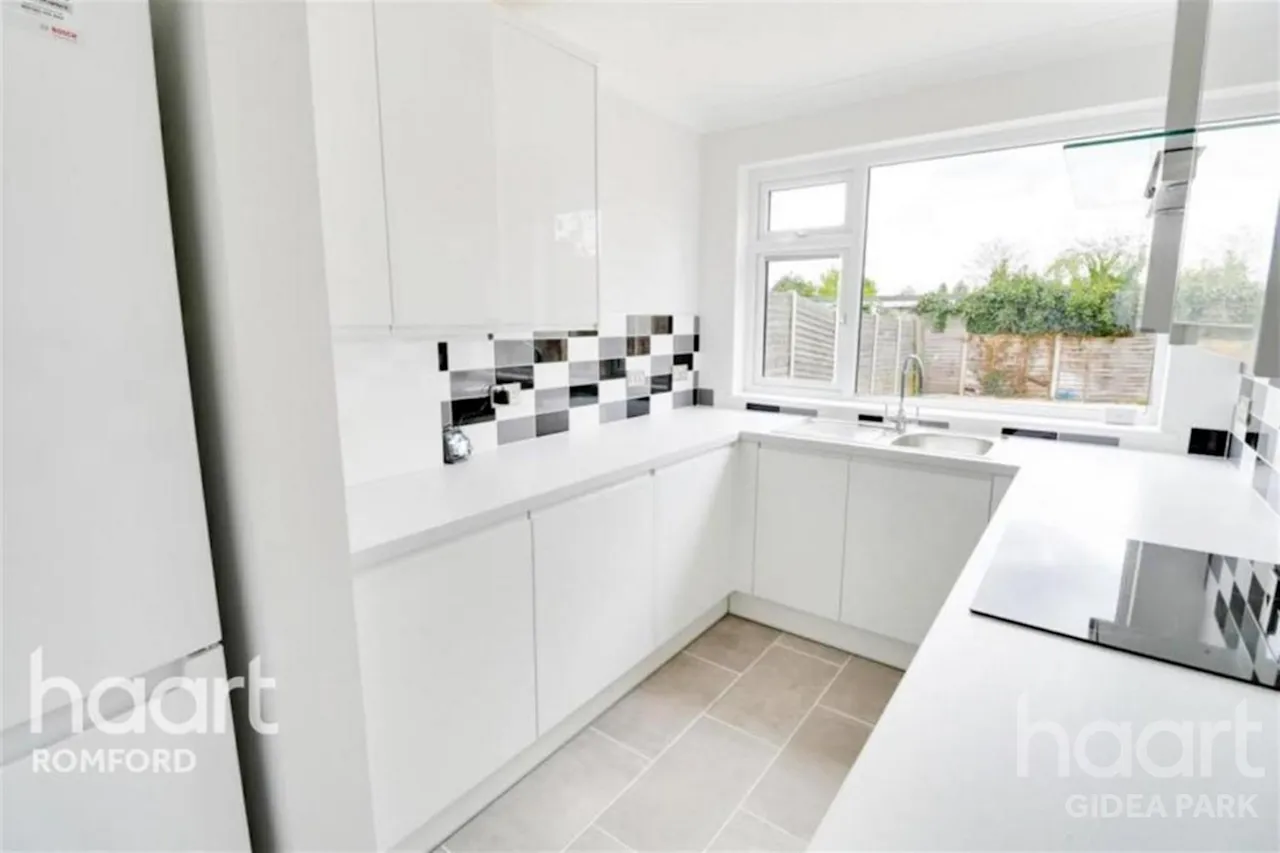 Stanley Avenue, Gidea Park, RM2, photo 2