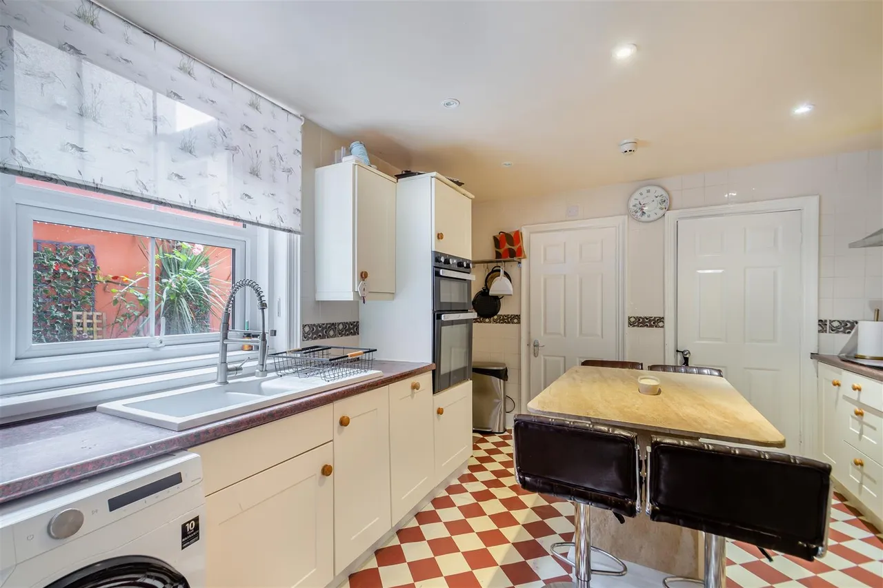 Esplanade Road, Scarborough, photo 17