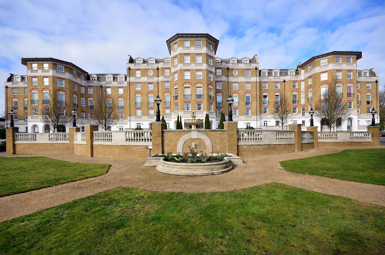 2 bed flat to rent, London, SW19