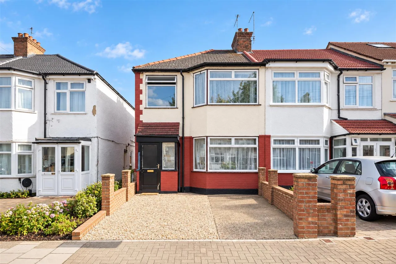 3 bed property for sale, Crofts Road, Harrow