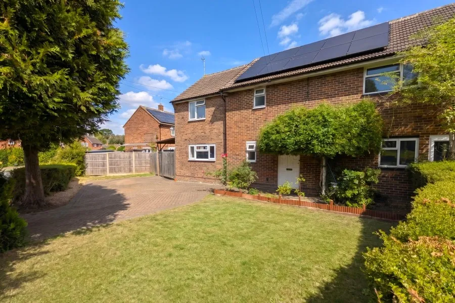 3 bed house to rent, Hammond Road, Woking, GU21