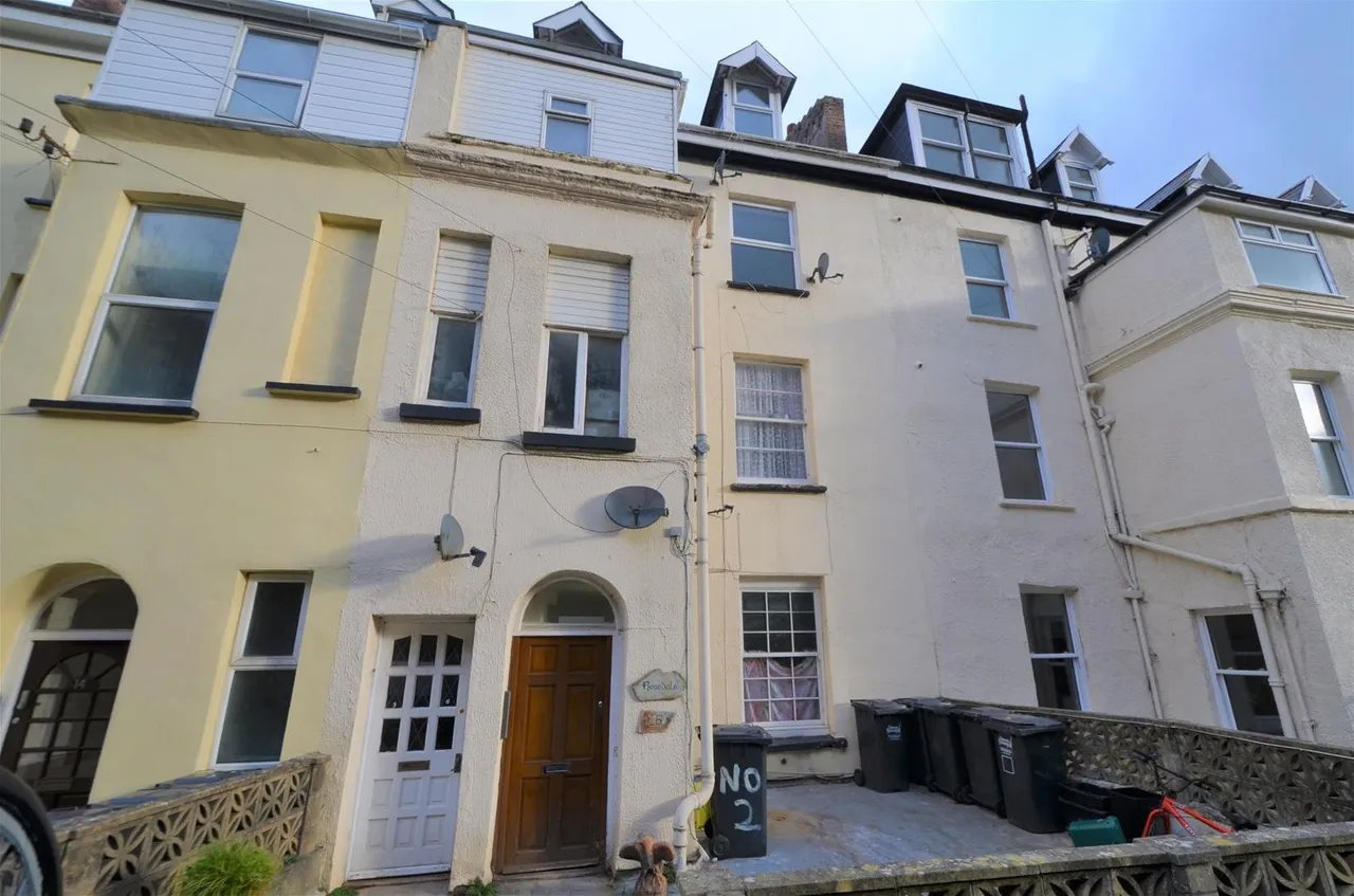 2 bed flat to rent — Larkstone Terrace, Ilfracombe